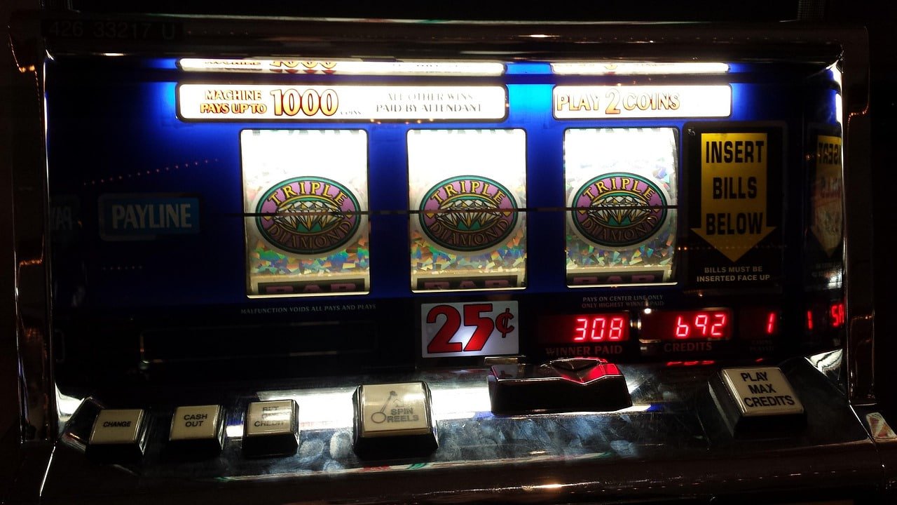 Myanmar ကစားသမားများ gold fish game Sportsbook တွင် live odds ကြည့်ရှုကာ လောင်းကစားနေသောမြင်ကွင်း